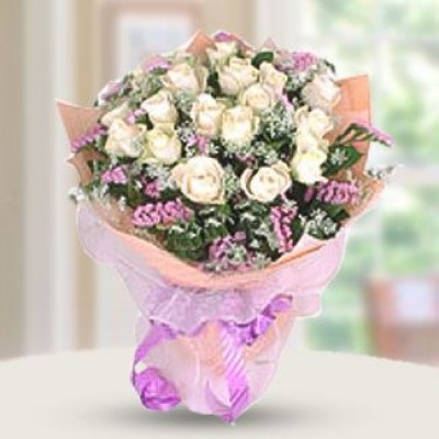 24 peach roses, with baby's breath and pink forget-me-not, round light pink packaging, decorative pink nylon net. Love Charm