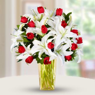Bunch of 4 stems of White Liles and 15 Red Roses SOLITAIRE BOUQUET
